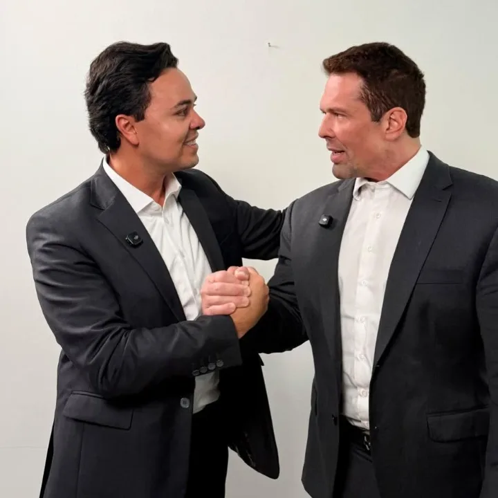 Fabio Pagnozzi e Jeffrey Chiquini se cumprimentam